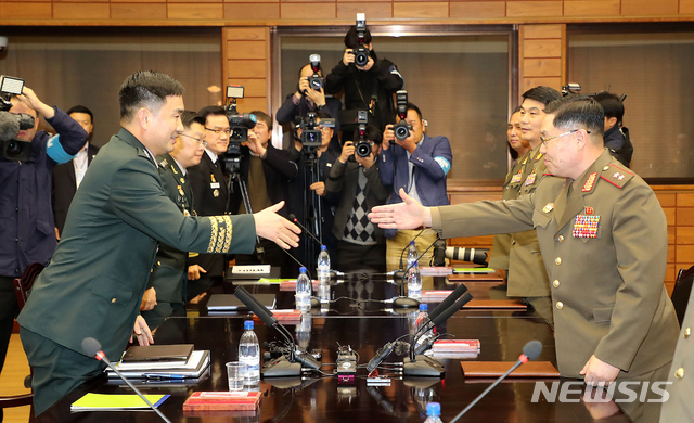 【파주=뉴시스】 사진공동취재단 = 26일 판문점 북측 통일각에서 열린 '제10차 남북 장성급 군사회담'에서 남측 수석대표인 김도균 소장과 북측 수석대표인 안익산 육군 중장이 종결 발언에 앞서 악수를 하고 있다. 2018.10.26. photo@newsis.com