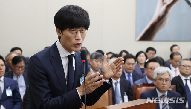 【서울=뉴시스】박영태 기자 = 26일 서울 영등포구 여의도 국회에서 열린 국회 과학기술정보방송통신의 과학기술정보통신부 및 소관 감사대상기관 전체에 대한 오후 종합국정감사에서 이해진 네이버 글로벌투자책임자(GIO)가 의원 질의에 답변하고 있다. 2018.10.26. photo@newsis.com