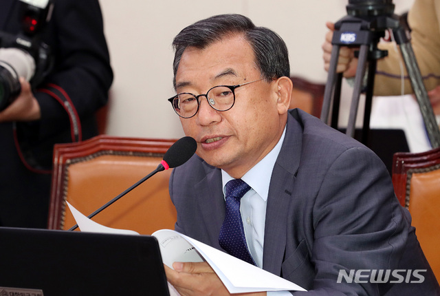 【서울=뉴시스】이종철 기자&nbsp; = 지난 10월26일 오후 서울 여의도 국회에서 열린 외교통일위원회의 외교부, 한국국제협력단, 한국국제교류재단, 재외동포재단, 한·아프리카재단의 종합국정감사서 무소속 이정현 의원이 질의를 하고 있다. 2018.10.26.jc4321@newsis.com