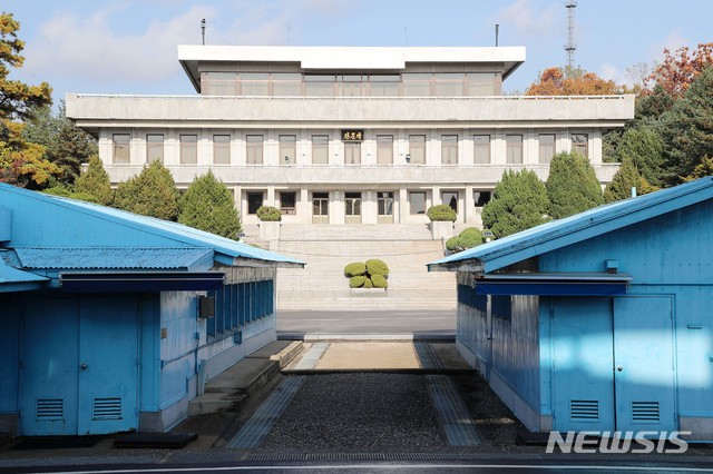 【파주=뉴시스】 사진공동취재단 = '판문점 공동경비구역의 비무장화'를 위한 판문점 공동경비구역(JSA) 내 초소와 화기가 지난 25일 오후 1시부로 철수됐다. 26일 오후 남북 대치 군인들 없이, 남측 판문점에서 바라본 북측 판문각이 보인다. 2018.10.26. photo@newsis.com