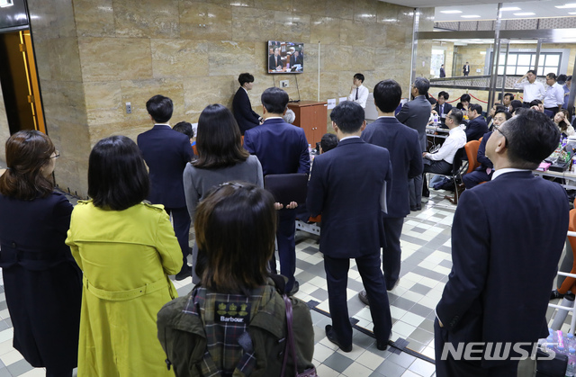 【서울=뉴시스】고승민 기자 = 26일 오후 서울 여의도 국회에서 열린 외교통일위원회의 외교부 등 종합감사에서 윤병세 전 장관이 박근혜 정부 시절 강제노역 재판거래 의혹과 관련해 증인 신분으로 출석한 가운데 외교부 직원들이 복도에서 이를 지켜보고 있다. 2018.10.26. kkssmm99@newsis.com