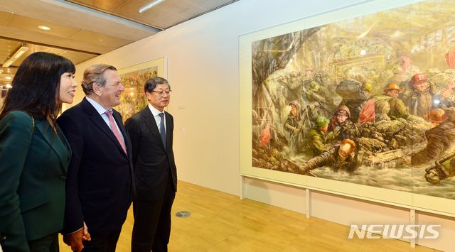 【광주=뉴시스】변재훈 기자 = 게르하르트 슈뢰더 전 독일 총리 부부가 김황식 전 국무총리와 함께 26일 오후 광주 동구 국립아시아문화전당(ACC) 문화창조원을 방문, 광주비엔날레 주제전시 중 하나인 '북한미술-사실주의 패러독스전'을 관람하고 있다. 2018.10.26.wisdom21@newsis.com