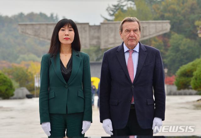 【광주=뉴시스】변재훈 기자 = 게르하르트 슈뢰더 전 독일 총리 부부가 26일 오후 광주 북구 운정동 국립5·18민주묘지를 찾아 오월영령에 참배하고 있다. 2018.10.26.wisdom21@newsis.com