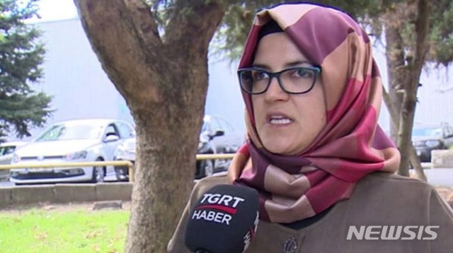 【로스앤젤레스=뉴시스】 터키 이스탄불 주재 사우디 영사관에서 살해된 사우디 반체제 언론인 자말 카슈끄지의 약혼녀 하티제 젠기즈가 도널드 트럼프 미국 대통령으로부터 백악관을 방문해달라는 초청을 받았지만 거부했다고 BBC가 26일(현지시간) 보도했다. 젠기즈는 터키 TV와의 인터뷰에서 트럼프 대통령이 미국내 여론에 영향을 미치려는 의도가 있다고 생각하기 때문에 거부했다고 말했다. <사진=터키 EGRT HABER 방송 유튜브 캡처>2018.10.26