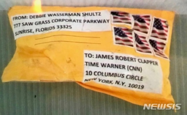 【로스앤젤레스=뉴시스】 26일(현지시간) 뉴욕 우체국에서 발견돼 수사당국에 의해 수거된 폭발물 소포. 수취인은 CNN에서 논평을 통해 도널드 트럼프 행정부를 비판해온 제임스 클래퍼 전 미국 국가정보국(DNI) 국장이다. <사진=CNN 캡처> 2018.10.26&nbsp; 