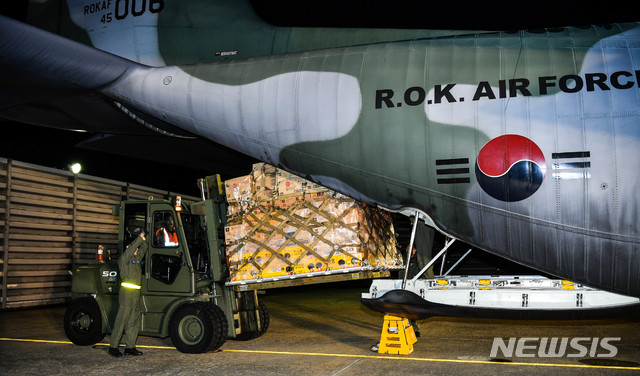 【부산=뉴시스】 하경민 기자 = 태풍 '위투'로 사이판에 고립된 우리 국민들의 이동을 지원하기 위해 정부가 파견한 공군 제5공중기동비행단 소속 수송기(C-130H)가 27일 오전 공군 김해기지를 출발했다.&nbsp; 사진은 이륙 전 구호물품을 수송기에 싣고 있는 모습. (사진=공군 제공) yulnetphoto@newsis.com 