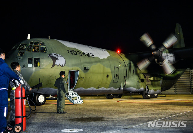 【부산=뉴시스】 하경민 기자 = 태풍 '위투'로 사이판에 고립된 우리 국민들의 이동을 지원하기 위해 정부가 파견한 공군 제5공중기동비행단 소속 수송기(C-130H)가 27일 새벽 공군 김해기지를 출발했다. 사진은 장병들이 수송기 상태를 점검하며 이륙을 준비하고 있는 모습. (사진=공군 제공)yulnetphoto@newsis.com