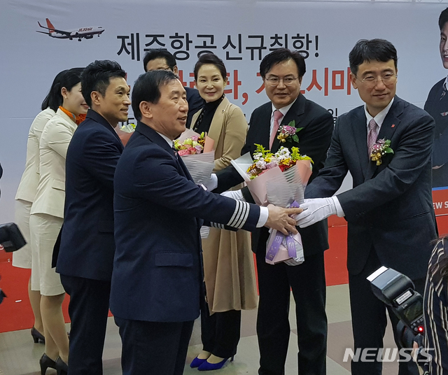 【대구=뉴시스】박준 기자 = 제주항공은 27일 대구국제공항에서 일본 도쿄와 가고시마 등 신규 노선의 취항식을 개최했다. 2018.10.27june@newsis.com 