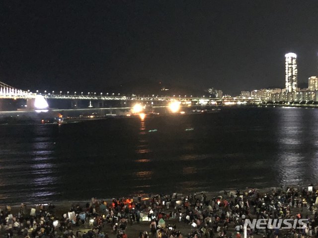 【부산=뉴시스】 제갈수만 기자 =27일 오후 제14회 부산불꽃축제가 열린 부산 광안리대교 아래서 불꽃을 쏘아 올리던 바지선에서 오후 8시 57분께 불이 붙어 부산소방과 부산해경이 출동해 불을 끄고 있다.2018.10.27. (사진= 부산경찰청 제공) photo@newsis.com