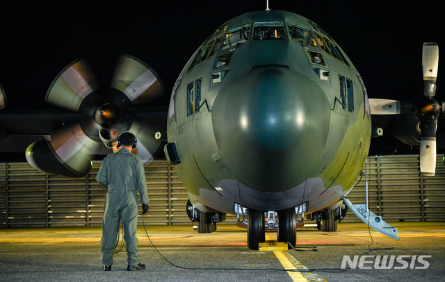 【서울=뉴시스】 이영환 기자 = 27일 오전 제26호 태풍 '위투'로 사이판에 고립된 우리 국민들의 이동을 지원하기 위해 정부가 파견한 공군 제5공중기동비행단 소속 C-130H가 경남 김해기지에서 출발했다. 사진은 출발 전 수송기 상태를 점검하며 이륙을 준비하는 모습. 2018.10.27. (사진=공군 제공)&nbsp; photo@newsis.com