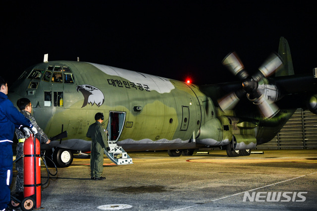 【서울=뉴시스】 이영환 기자 = 27일 오전 제26호 태풍 '위투'로 사이판에 고립된 우리 국민들의 이동을 지원하기 위해 정부가 파견한 공군 제5공중기동비행단 소속 C-130H가 경남 김해기지에서 출발했다. 사진은 출발 전 수송기 상태를 점검하며 이륙을 준비하는 모습. 2018.10.27. (사진=공군 제공)&nbsp; photo@newsis.com 