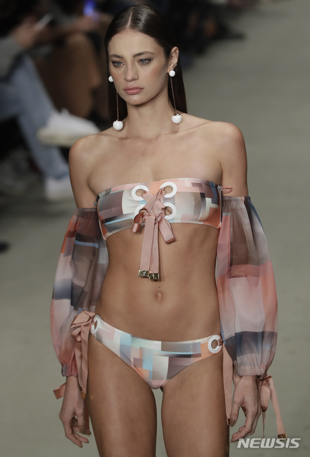 음···아무래도 물밖용 수영복인듯