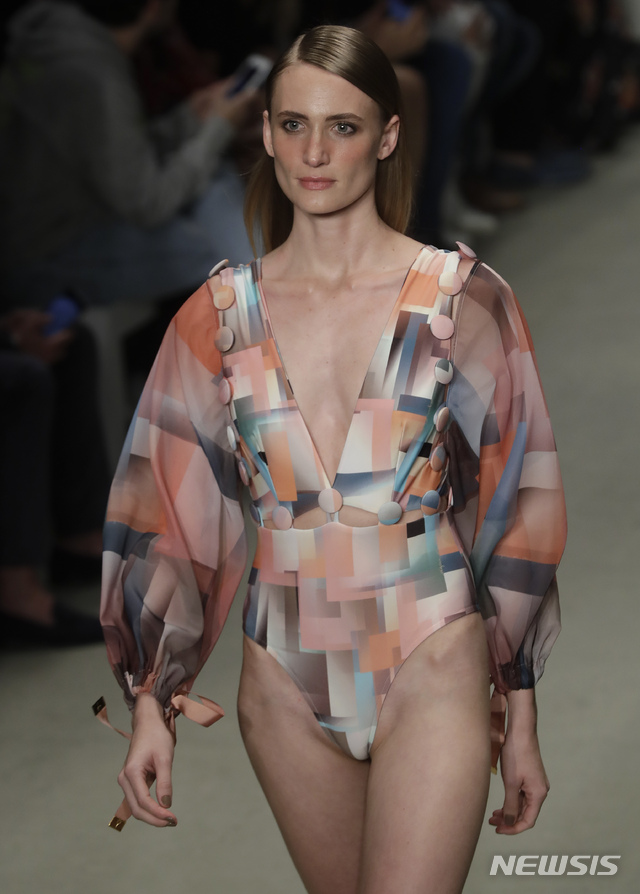 음···아무래도 물밖용 수영복인듯