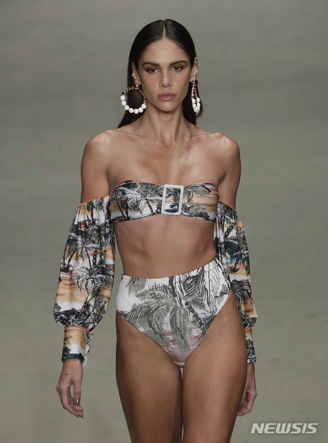 음···아무래도 물밖용 수영복인듯