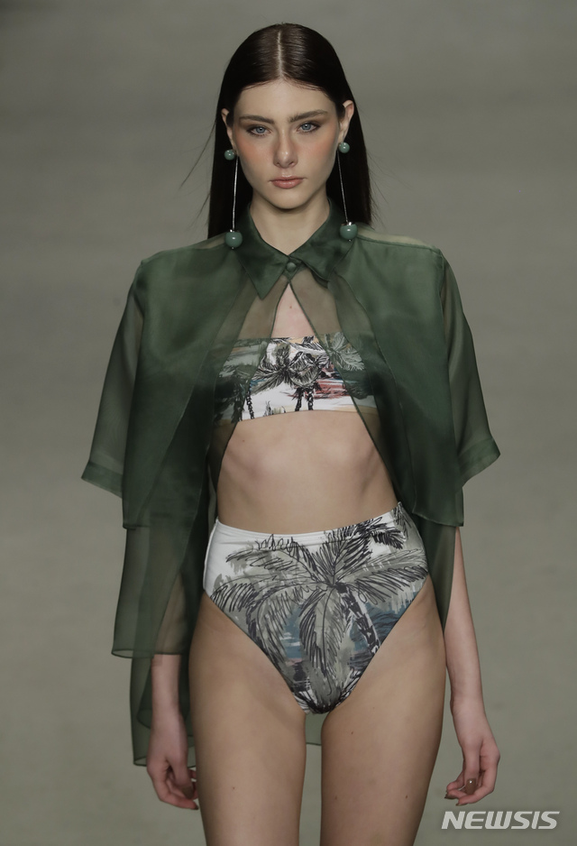 음···아무래도 물밖용 수영복인듯