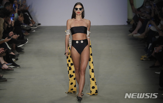 '대짜와 소짜' 같은 무늬 다른 크기 비키니