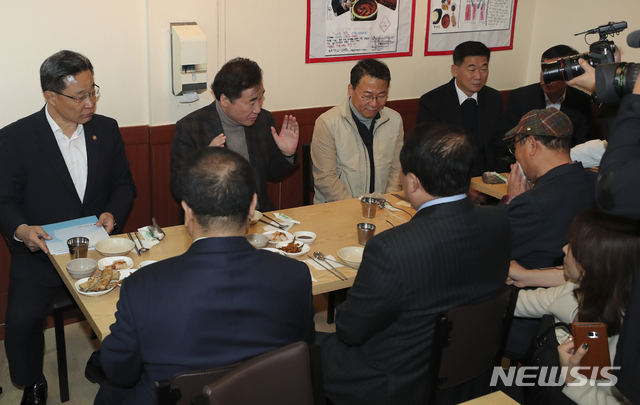 【서울=뉴시스】최진석 기자 = 이낙연 국무총리가 27일 오전 서울 중구 남대문시장을 찾아 상인들과 식사에 앞서 대화를 나누고 있다. 2018.10.27.myjs@newsis.com