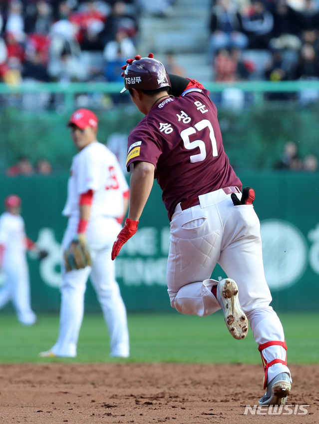 【인천=뉴시스】이영환 기자 = 27일 오후 인천 미추홀구 SK행복드림구장에서 열린 2018 KBO 포스트시즌 플레이오프 SK 와이번스와 넥센 히어로즈의 1차전 경기, 5회초 1사 1루에서 넥센 송성문이 중견수 뒤 투런 홈런을 날리고 베이스를 돌고 있다. 2018.10.27. 20hwan@newsis.com