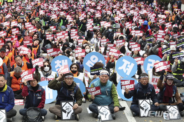 【서울=뉴시스】최진석 기자 = 27일 오후 서울 종로구 청와대 사랑채 앞에서 열린 '민조노총 총파업 투쟁승리 전국 결의대회 수도권대회'에서 민주노총 조합원들이 비정규직 철폐 촉구 구호를 외치고 있다. 2018.10.27. myjs@newsis.com