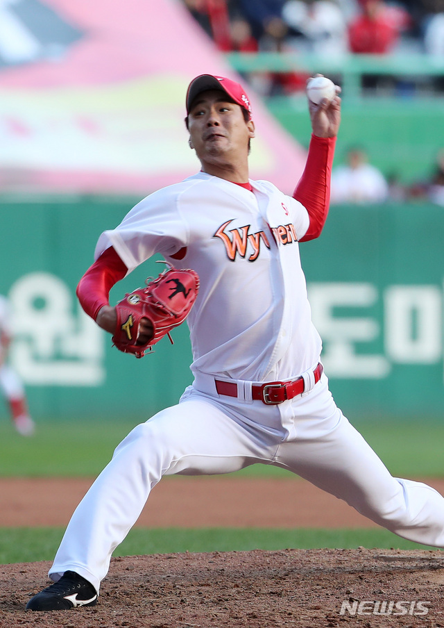 【인천=뉴시스】이영환 기자 = 27일 오후 인천 미추홀구 SK행복드림구장에서 열린 2018 KBO 포스트시즌 플레이오프 SK 와이번스와 넥센 히어로즈의 1차전 경기, 7회초 SK 선발 김광현이 역투하고 있다. 2018.10.27. 20hwan@newsis.com