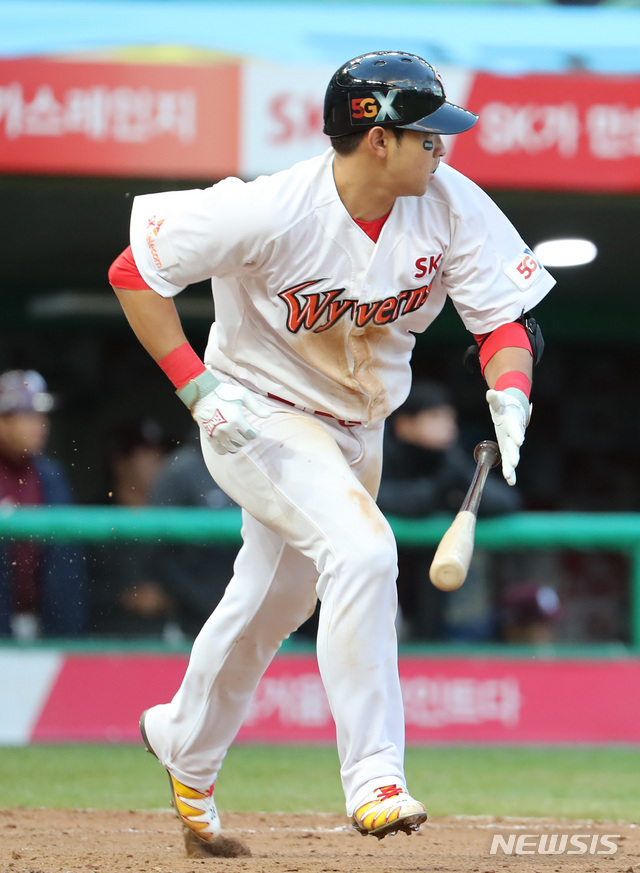 【인천=뉴시스】이영환 기자 = 27일 오후 인천 미추홀구 SK행복드림구장에서 열린 2018 KBO 포스트시즌 플레이오프 SK 와이번스와 넥센 히어로즈의 1차전 경기, 8회말 1사 주자없는 상황에서 SK 강승호가 안타를 치고 있다. 2018.10.27. 20hwan@newsis.com