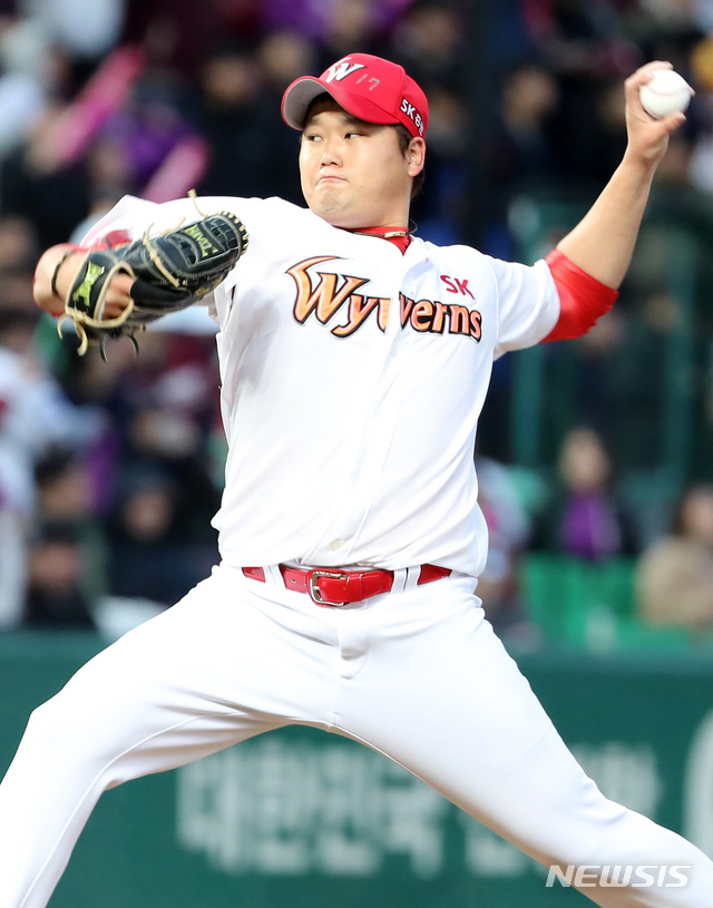 【인천=뉴시스】이영환 기자 = 27일 오후 인천 미추홀구 SK행복드림구장에서 열린 2018 KBO 포스트시즌 플레이오프 SK 와이번스와 넥센 히어로즈의 1차전 경기, 9회초 SK 투수 김태훈이 역투하고 있다. 2018.10.27. 20hwan@newsis.com