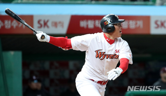 【인천=뉴시스】이영환 기자 = 27일 오후 인천 미추홀구 SK행복드림구장에서 열린 2018 KBO 포스트시즌 플레이오프 SK 와이번스와 넥센 히어로즈의 1차전 경기, 9회말 1사 1루에서 SK 박정권이 중견수 뒤 끝내기 투런 홈런을 날리고 있다. 2018.10.27. 20hwan@newsis.com