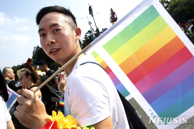 【타이베이=AP/뉴시스】 지난달 29일 대만 타이베이에서 열린 '타이완 LGBT 퍼레이드'에서 참가자가 동성애를 상징하는 무지개 깃발을 들고 있다. 2018.11.22.