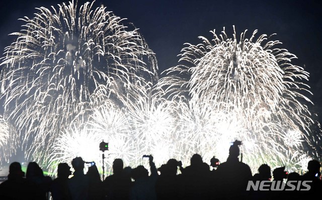 【부산=뉴시스】 하경민 기자 = 지난해 10월 27일  '제14회 부산불꽃축제'가 열린 부산 수영구 광안리해수욕장 앞바다에서 화려한 불꽃쇼를 펼쳤다.  2019. 04.25. .yulnetphoto@newsis.com