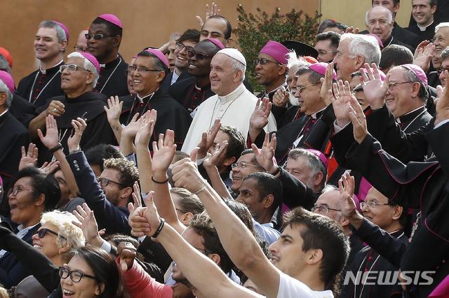 【바티칸=AP/뉴시스】프란치스코 교황(가운데) 27일(현지시간) 바티칸에서 열린 세계주교대의원회의(주교 시노드) 마지막날 행사에 참석해 기념촬영을 하고 있다. 2018.10.28 