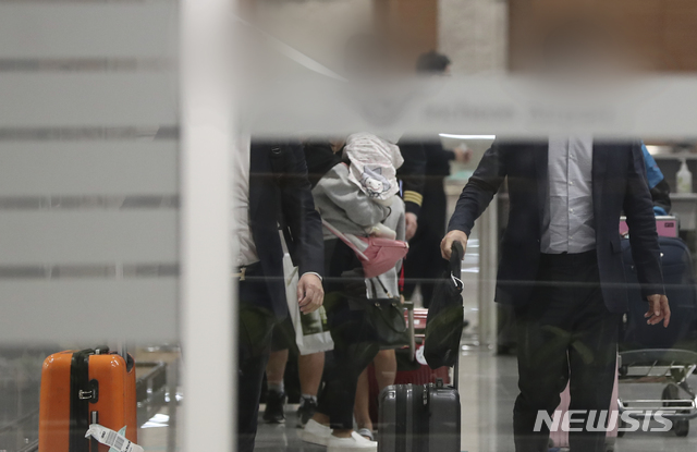 【인천공항=뉴시스】최진석 기자 = 태풍 '위투'로 인해 사이판에 발이 묶인 한국인 여행객의 귀국이 시작된 27일 오후 인천국제공항을 통해 사이판 여행객으로 보이는 한 가족을 비롯한 여행객들이 귀국하고 있다. 2018.10.27. myjs@newsis.com