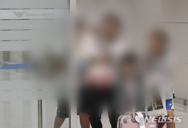 【서울=뉴시스】최진석 기자 = 태풍 '위투'로 인해 사이판에 발이 묶인 한국인 여행객의 귀국이 시작된 27일 오후 인천국제공항을 통해 사이판 여행객으로 보이는 한 가족을 비롯한 여행객들이 귀국하고 있다. 2018.10.27. myjs@newsis.com