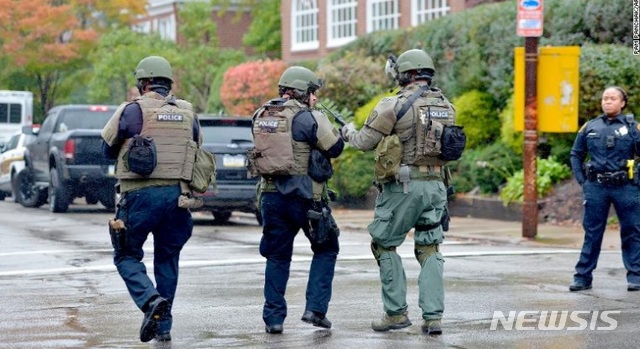 【피츠버그=AP/뉴시스】 미국 펜실베니아주 피츠버그의 스쿼럴 힐에 있는 유대교 예배당에서 27일(현지시간) 총기 난사 사건이 발생해 최소 11명이 숨지고 6명이 중상을 입었다. 사진은 예배당 앞에 경찰들이 배치돼있는 모습. 이번 사건의 범인은 로버트 바우어스란 40대 남성으로, 범행 직전 "유대인 다 죽어라"라고 외친 것으로 알려졌다. 2018.10.28 