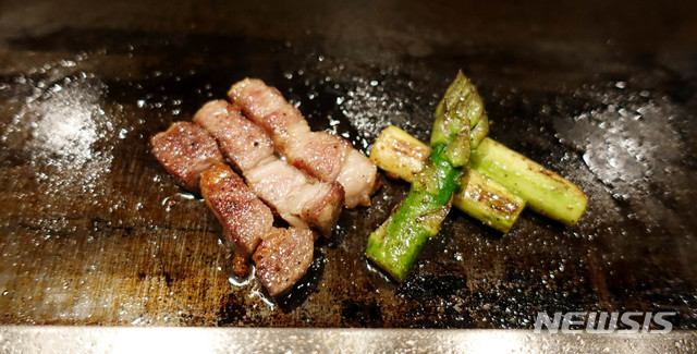 '스페인산 이베리코 돼지 안초비 크림소스' 조리 모습