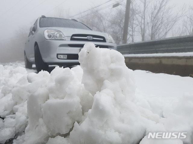 【춘천=뉴시스】조명규 기자 = 28일 강원 양구군 옛 돌산령 도로 인근에 눈이 쌓여 겨울 분위기를 자아내고 있다.2018.10.28 mkcho@newsis.com