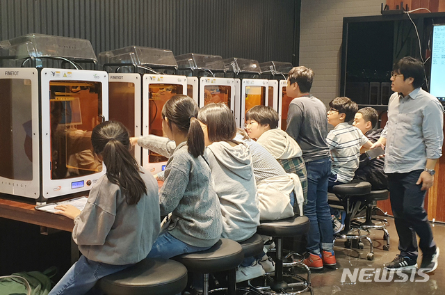 【대구=뉴시스】김덕용 기자 = 대구TP가 운영하는 메이커스랩을 방문한 학생들이 3D 프린터의 제작 전 과정을 흥미롭게 지켜보고 있다. 2018. 10. 28.(사진=대구테크노파크 제공) photo@newsis.com