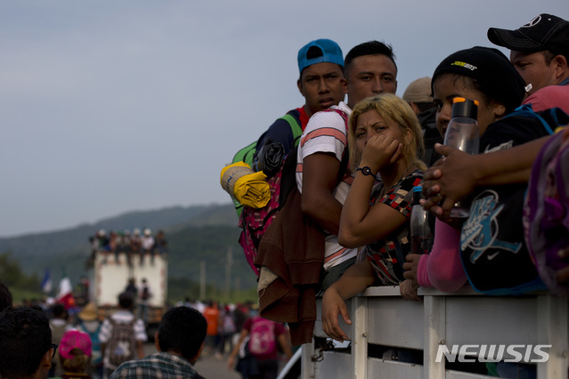 【 아리아가( 멕시코) = AP/뉴시스】멕시코 경찰에 의해 한 때 도로 위에서 행진을 중단당했던 캐러밴의 중미 이주자들이 27일(현지시간) 아리아가 마을에서 트럭을 얻어타고 빠져나가고 있다. 2018.10.28&nbsp; , 