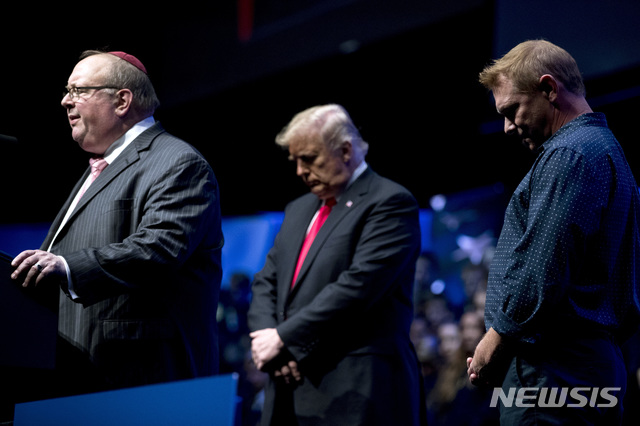 【인디애나폴리스( 미 인디애나주)= AP/뉴시스】인디애나폴리스에서 열린 제 91차 미국 미래 농업인엑스포에서 27일 (현지시간) 선거지원 연설을 하던 트럼프 대통령이 유대교 총기난사 희생자들을 위해 유대교 랍비 베냐민 센드로(왼쪽)과 톰슨 오리어리 개신교 목사(오른쪽)을 강단에 세우고 추모 기도를 하게 했다.&nbsp;&nbsp;&nbsp; 