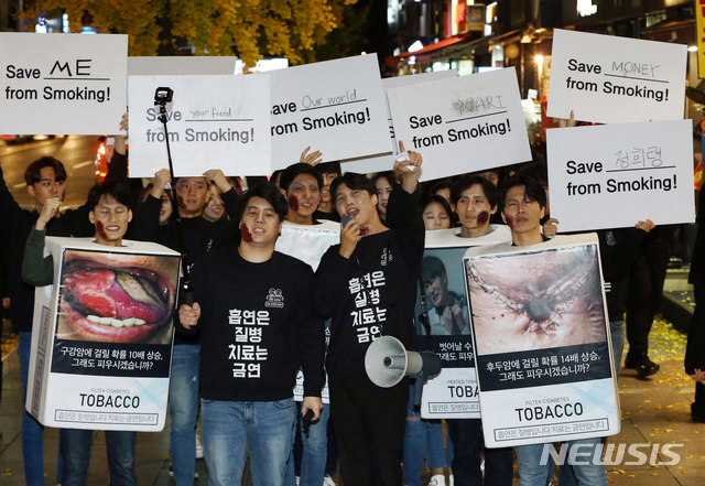 【서울=뉴시스】 보건복지부는 지난 26일 저녁 서울 이태원 거리에서 개그맨 양세찬과 함께 흡연의 위험성을 알리기 위한 ‘금연 피켓팅’ 행사를 진행했다. 이번 행사는 2018년 핑거밴드 캠페인 ‘소중한 사람을 위한 금연 피켓팅(Feat. 핑거밴드)’의 일환으로 소중한 사람을 담배로부터 지켜달라는 의미가 담겨있다. 할로윈데이를 맞아 열린 이번 행사에서는 담배로 인한 피부노화, 구강암, 후두암 등의 질병을 특수분장 한 연기자와 일반인 참가자가 함께 금연 피켓팅 행군에 동참하였으며, 흡연자 인터뷰, 미니게임 등 이벤트에 참여한 사람들에게는 소정의 경품과 금연의 의미를 상징하는 핑거밴드가 제공되었다. 2018.10.28. (사진=보건복지부 제공) photo@newsis.com