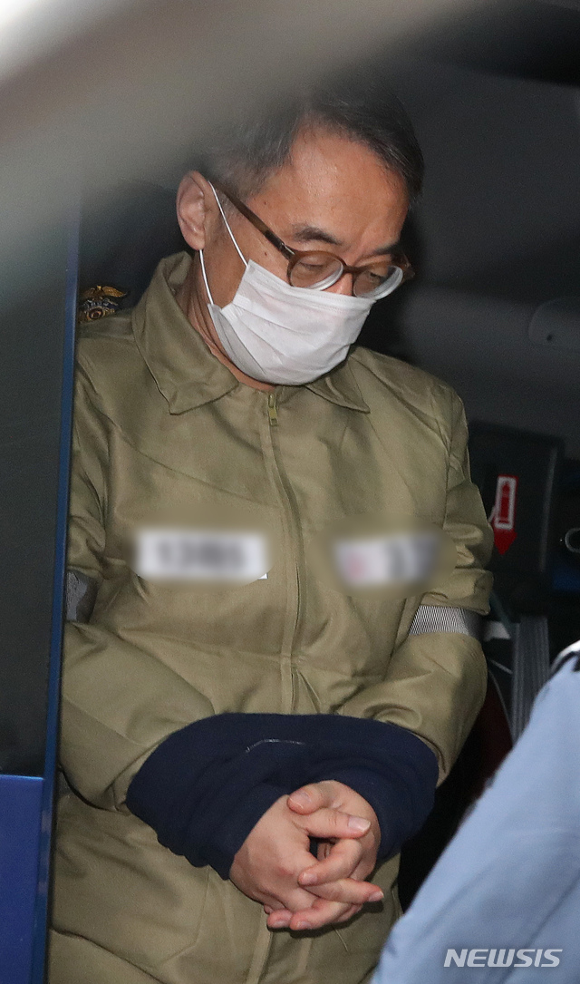 【서울=뉴시스】김선웅 기자 = 사법농단 의혹의 핵심으로 평가받는 임종헌 전 법원행정처 차장이 28일 오후 서울 서초구 서울중앙지검에 구속 후 첫 번째로 소환되고 있다. 2018.10.28.&nbsp; mangusta@newsis.com 