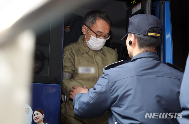 【서울=뉴시스】김선웅 기자 = 사법농단 의혹의 핵심으로 평가받는 임종헌 전 법원행정처 차장이 28일 오후 서울 서초구 서울중앙지검에 구속 후 첫 번째로 소환되고 있다. 2018.10.28.&nbsp; mangusta@newsis.com