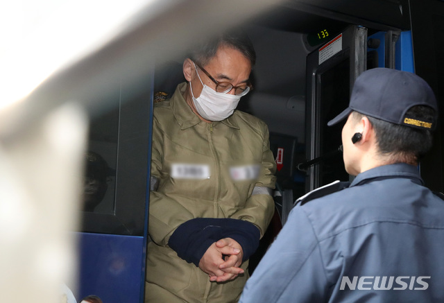 【서울=뉴시스】김선웅 기자 = 임종헌 전 법원행정처 차장이 지난해 10월28일 오후 서울 서초구 서울중앙지검에 구속 후 첫 번째로 소환되고 있다. 2018.10.28. mangusta@newsis.com