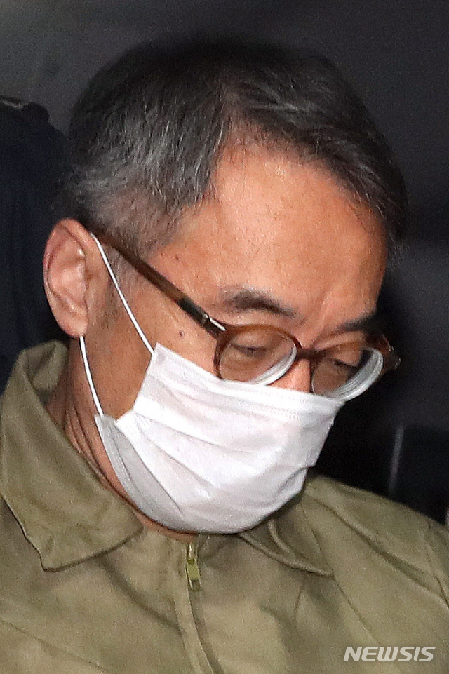 【서울=뉴시스】김선웅 기자 = 사법농단 의혹의 핵심으로 평가받는 임종헌 전 법원행정처 차장이 28일 오후 서울 서초구 서울중앙지검에 구속 후 첫 번째로 소환되고 있다. 2018.10.28. mangusta@newsis.com