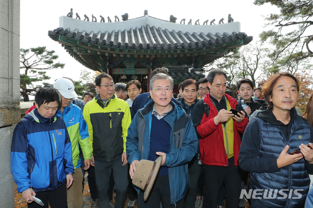 【서울=뉴시스】박진희 기자 = 문재인 대통령이 28일 청와대 춘추관 출입기자단과 함께 북악산 가을산행을 하고 있다. 2018.10.28.pak7130@newsis.com