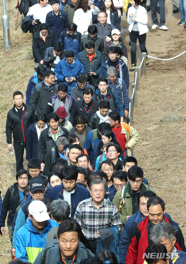 【서울=뉴시스】박진희 기자 = 문재인 대통령이 28일 청와대 춘추관 출입기자단과 함께 북악산 가을산행을 하고 있다. 2018.10.28.pak7130@newsis.com