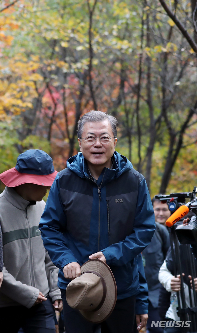 【서울=뉴시스】박진희 기자 = 문재인 대통령이 28일 청와대 춘추관 출입기자단과 함께 북악산 가을산행을 하고 있다. 2018.10.28. pak7130@newsis.com