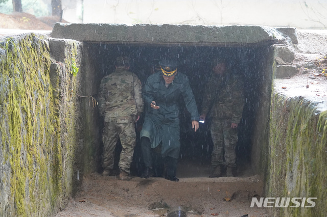 【서울=뉴시스】 남북군사당국과 유엔군사령부는 JSA 비무장화 조치 이행실태를 점검하기 위해 10.26일부터 27일까지 2일간 JSA내 남북 모든 초소와 시설물 등을 대상으로 상호 공동검증절차를 진행했다. 우리측에서는 국방부 남승현 육군대령(진), 유엔사측에서는 션 모로우 美 육군중령, 북측에서는 임동철 육군상좌를 대표로하여 각 분야별 전문요원들이 공동검증에 참가했으며, 3자는 공동검증을 통해 1953년 JSA가 설정된 이후 65년 만에 처음으로 시행된 비무장화 조치가 성공적으로 이루어지고 있음을 확인했다. 2018.10.28. (사진=국방부 제공) photo@newsis.com
