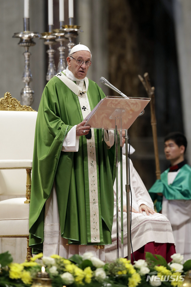 28일 시노드 회의 종결 미사 중인 교황&nbsp; AP
