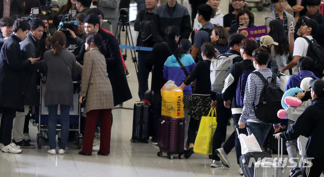【인천공항=뉴시스】박주성 기자 = 태풍 '위투'로 인해 사이판에 발이 묶였던 한국인 여행객들이 28일 오후 인천 중구 인천국제공항 제1여객터미널 입국장으로 귀국해 취재진들의 질문에 답하고 있다. 2018.10.28.&nbsp; park7691@newsis.com