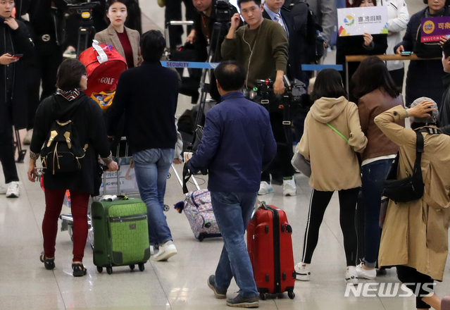 【인천공항=뉴시스】박주성 기자 = 태풍 '위투'로 인해 사이판에 발이 묶였던 한국인 여행객들이 28일 오후 인천 중구 인천국제공항 제1여객터미널 입국장으로 귀국하고 있다. 2018.10.28.&nbsp; park7691@newsis.com